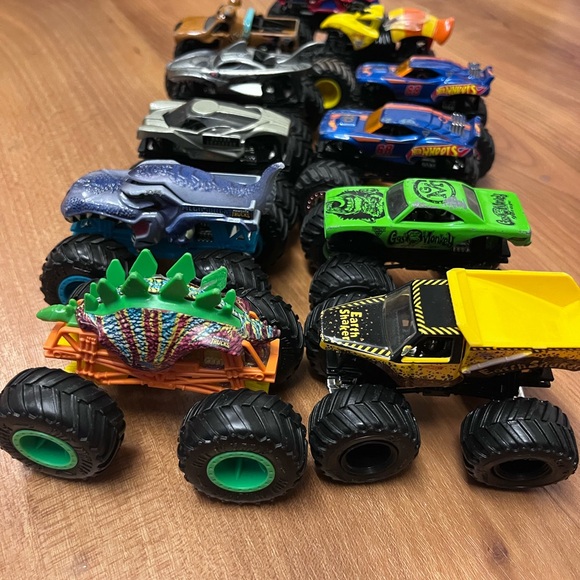 Monster Jam Truck 11 pc Set - Picture 2 of 7